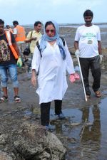 Pooja Bhatt at Chimbai Beach Clean Up Drive By BMC on 18th June 2017